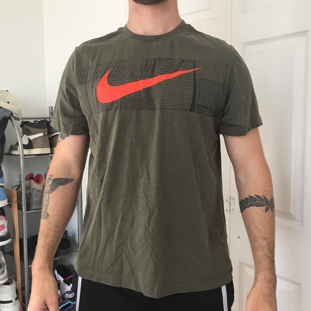 Nike Dri-Fit Graphic Swoosh Tshirt
